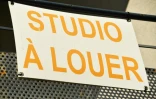 Photo prise le 20 septembre 2017 d'une pancarte indiquant "Studio à Louer" sur la façade d'une résidence universitaire dans la ville de Montpellier