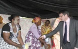 Mardi 26 juillet 2011 - Visite du secrétaire d'Etat au logement Benoist Apparu dans le bidonville de l'Oasis au Port.
(Photo Michel Désiré)