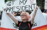 Une manifestante à Los Angeles dénonçant l'élection du président Donald Trump, le 12 novembre 2016