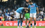 La déception des deux stars du Napoli Victor Osimhen (g) Khvicha Kvaratskhelia après le match nul contre la Salernitana, le 30 avril 2023 au stade Diego Maradona
