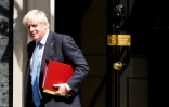 Le Premier ministre britannique Boris Johnson sort du 10 Downing Street, le 20 juillet 2022 à Londres