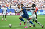 Les Anglais Morgan Rogers et Bukayo Saka au duel avec Kylian Mbappe lors du match pour la 3e place de la Coupe du monde entre la France et l'Angleterre à Miami le 18 juillet 2026