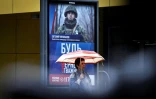 Dans la rue à Moscou, une affiche faisant la promotion de contrats avec l'armée, le 27 mai 2026