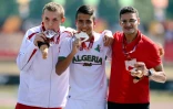 Abdelatif Baka (au milieu), le 22 juillet 2013 avec sa médaille d'or des Mondiaux IPC à Vénissieux