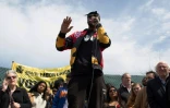 Le leader du syndicat Amazon Labor Union (ALU), Christian Smalls, lors d'un rassemblement de salariés d'Amazon, le 24 avril 2022 à New York