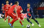 L'attaquant brésilien du Paris-SG, Neymar (d), face au défenseur autrichien du Bayern Munich, David Alaba, lors du quart de finale retour de la Ligue des champions au Parc des Princes, le 13 avril 2021