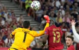 Le gardien français Hugo Lloris heurte le milieu de terrain portugais Danilo Pereira lors du match de groupes de l'Euro à Budapest, 
le 23 juin 2021