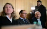 Le paysan péruvien Saul Luciano Lliuya et son avocate Roda Verheyen (à gauche), le 17 mars 2025 au tribunal de Hamm, dans l'ouest de l'Allemagne