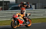 Marc Marquez (Repsol Honda) célèbre son titre mondial après sa victoire au Grand Prix du Japon, le 16 octobre 2016
