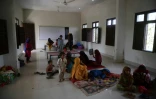 Des femmes et des enfants déplacés des zones inondées, installés dans une école, le 29 août 2022 à Sukkur, dans la province du Sind, au Pakistan