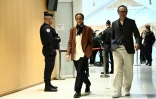 L'acteur Vincent Perez (d) et son épouse Karine Silla à leur arrivée au tribunal de Paris, le 27 mars 2025, pour le procès de Gérard Depardieu
