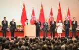 La cheffe du gouvernement de Hong Kong Carrie Lam (au pupitre) lève son verre de champagne à l'occasion du 22e anniversaire de la rétrocession du territoire à la Chine, le 1er juillet 2019