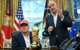 Le président des Etats-Unis Donald Trump et celui de la Fifa Gianni Infantino avec le trophée de la Coupe du monde, le 22 août 2025 à la Maison Blanche