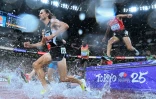 Le Néo-Zélandais Geordie Beamish (à gauche), lors de la finale du 3000 m steeple masculin, pendant les Championnats du monde d'athlétisme, à Tokyo, le 15 septembre 2025