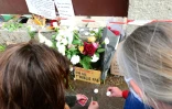 Des femmes déposent des fleurs le 5 mai 2021 à Mérignac, près de Bordeaux, sur les lieux où Chahinez Daoud a été brûlée vive la veille par son ex-mari