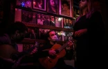 La chanteuse Claudia Picado (d), les guitaristes Pedro Dias (g) et Carlos Vicoso (c) Ă la maison de fado "Tasca do Chico", dans le quartier du Bairro Alto, le 12 novembre 2020 Ă Lisbonne