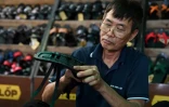 Un artisan fabrique des sandales en caoutchouc, le 5 juillet 2022 à Hanoï, au Vietnam