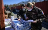 Des soldats vérifient les fournitures médicales lors de la mise en place de l'hôpital de campagne à Mulhouse destiné à recevoir les malades du Covid-19, le 22 mars 2020
