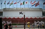 Des passants devant le palais du cinéma à Venise le 27 août 2024 à la veille de la cérémonie d'ouverture de la 81e Mostra