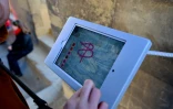 Lors de la visite du Campanile de Giotto à Florence, les touristes sont invités à dessiner leurs grafittis sur des tablettes, le 17 mars 2016