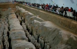 Des visiteurs prennent en photo les sculptures de l'armée souterraine exposées à Xian, dans le nord de la Chine, le 21 octobre 2016