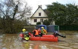 Des pompiers procèdent à une évacuation  d'habitants à Guipry-Messac, le 27 janvier 2025 après les fortes précipitations
