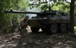 Un soldat ukrainien devant un véhicule de combat blindé AMX-10 RC de fabrication française, le 10 juillet 2023 dans la région de Donetsk