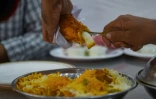 Des clients dégustent un plat de biryani dans un restaurant de Karachi, le 16 septembre 2023 au Pakistan