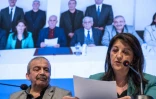 Pervin Buldan (d), députée du Parti de l'égalité et de la démocratie (DEM), lit une déclaration du leader kurde emprisonné Abdullah Öcalan lors de la conférence de presse tenue par les responsables du Parti DEM à Istanbul, le 27 février 2025