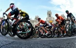 Le peloton de la Vuelta devant l'hôtel de ville de Madrid lors de la dernière étape le 15 septembre 2019