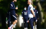 Karim Benzema en discussion avec le sélectionneur de l'équipe de France Didier Deschamps, le 31 mai 2021 à Clairefontaine-en-Yvelines