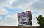 Une affiche gouvernementale encourageant le signalement des cas d'extorsion à Ecatepec, dans l'État de Mexico, le 2 octobre 2025