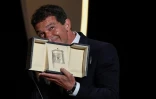 Antonio Banderas a reçu le Prix d'interprétation masculine, au 72e Festival de Cannes, le 25 mai 2019, pour son rôle dans le film de Pedro Almodovar "Douleur et gloire"