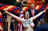 Une militant des Femen manifestent devant une statue de cire du président élu américain Donald Trump à Madrid, le 17 janvier 2017