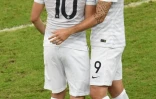 Les avant-centres de l'équipe de France Karim Benzema (de dos) et Olivier Giroud (droite), le 26 juin 2014, lors d'un match des Bleus au Mondial-2014 à Rio de Janeiro