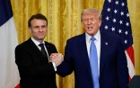 Le président américain Donald Trump (d) et son homologue français Emmanuel Macron à l'issue d'une conférence de presse conjointe à la Maison Blanche, le 24 février 2025 à Washington