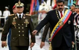 Le président vénézuélien déchu, Nicolas Maduro (à droite), marche aux côtés du ministre vénézuélien de la Défense, le général Vladimir Padrino Lopez (à gauche), lors d'une cérémonie militaire à Caracas, le 24 mai 2018