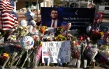 Des fleurs, des ballons et des pancartes ont été déposés sur le trottoir en hommage au fondateur de Turning Point USA, Charlie Kirk, devant le siège de l'association à Phoenix, en Arizona, le 12 septembre 2025