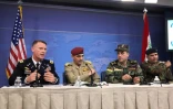 Le porte-parole de la coalition internationale antijihadistes, le colonel américain Ryan Dillon (G) s'exprime avec des responsables militaires irakiens lors d'une conférence à Washington, le 13 juillet 2017 