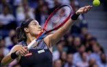 Caroline Garcia sert face à Coco Gauff lors de l'US Open à New York le 6 septembre 2022