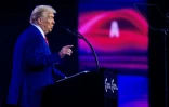 Donald Trump sur scène lors de la conférence AmericaFest de l'organisation conservatrice Turning Point à Phoenix (Arizona), le 22 décembre 2024