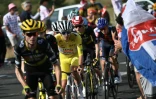 Tadej Pogacar, maillot jaune sur le dos, entouré par l'équipe Visma de Sepp Kuss, Matteo Jorgenson (au premier plan) et de Jonas Vingegaard (dans la roue du Slovène), lors de la 10e étape du Tour de France entre Ennezat et Le Mont-Dore Puy de Sancy
