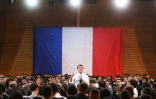 Le président Emmanuel Macron s'adresse à des jeunes lors d'une rencontre dans le cadre du "grand débat national", à Etang-sur-Arroux, le 7 février 2019