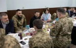 Le président ukrainien Volodymyr Zelensky participe à l'Iftar (repas de rupture du jeûne) avec des soldats de confession musulmane, le 13 mars 2025 à Kiev