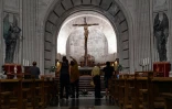 Des visiteurs au mausolée du général Franco, le 3 juillet 2018 dans la "Vallée de ceux qui sont tombés" (Valle de los caidos), à San Lorenzo, en Espagne