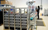 Un employé travaille sur le reconditionnement et le stockage de batteries sur le site de production de Voltfang à Aix-la-Chapelle, le 19 août 2025 en Allemagne