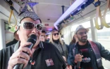 Des fans de l'Eurovision font un karaoké dans un tramway de Vienne, en Autriche, le 15 mai 2026.