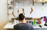 Un technicien d'atelier implante de faux cils sur des bébés en silicone dans les locaux de l'entreprise Cinébébé spécialisée dans la création de poupons hyperréalistes pour des tournages de films ou de séries, le 21 janvier 2025 à Saint-Denis, près de Paris