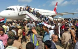Une foule de Yéménites accueillant les membres du nouveau gouvernement d'union à leur arrivée à l'aéroport d'Aden le 30 décembre 2020, peu de temps avant plusieurs explosions ayant secoué l'aéroport faisant des morts et ds blessés
