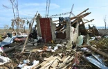 Un Haïtien au milieu des décombres de sa maison détruite après le passage de l'ouragan Matthew le 10 octobre 2016 à Les Cayes